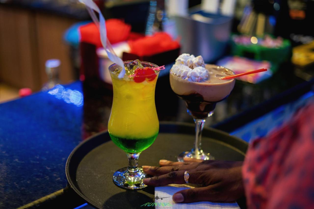 Runway Hotel Piarco Ngoại thất bức ảnh