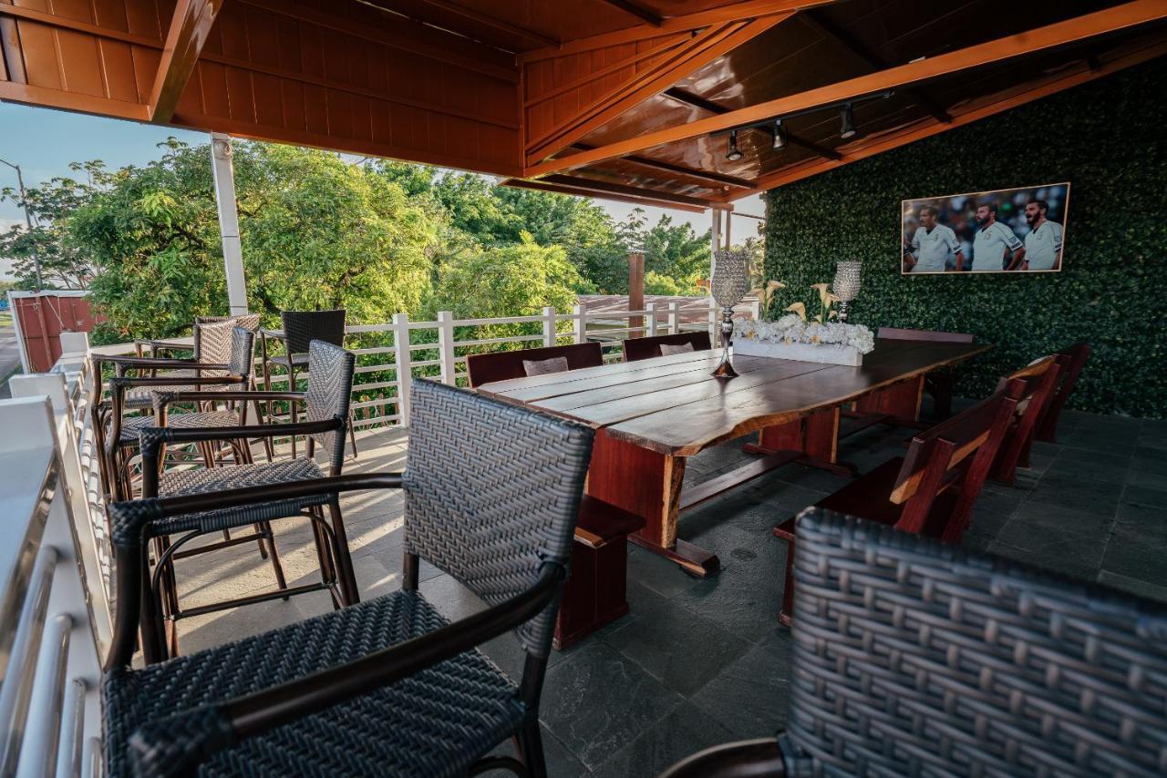 Runway Hotel Piarco Ngoại thất bức ảnh