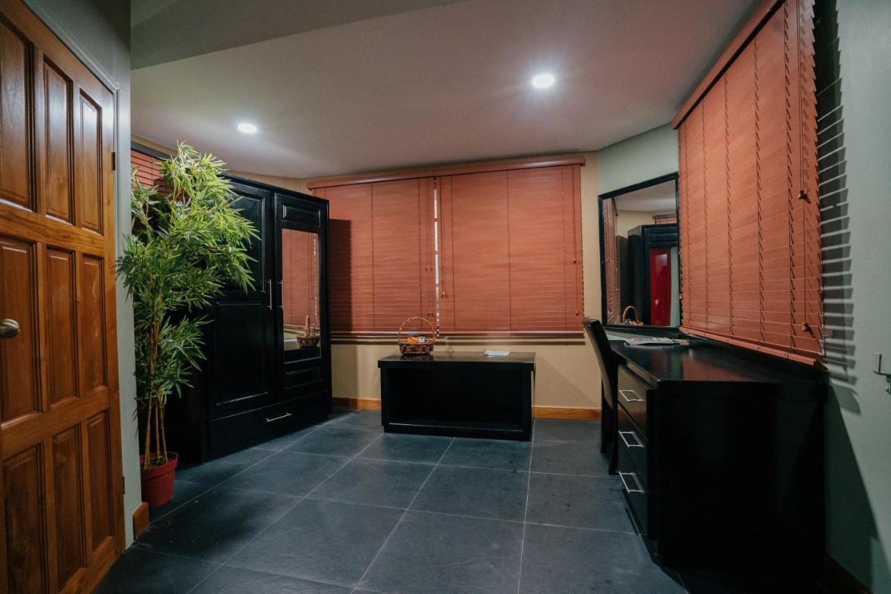 Runway Hotel Piarco Ngoại thất bức ảnh